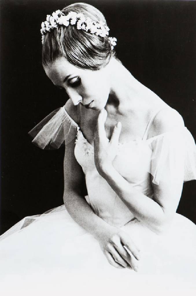 unbekannter Fotograf, Portrait Natalia Makarova, 1971, Vintage Silbergelatine-Abzug, verso Stempel der Ballet Theatre Foundation, Motiv: 24x16,5 cm, ...