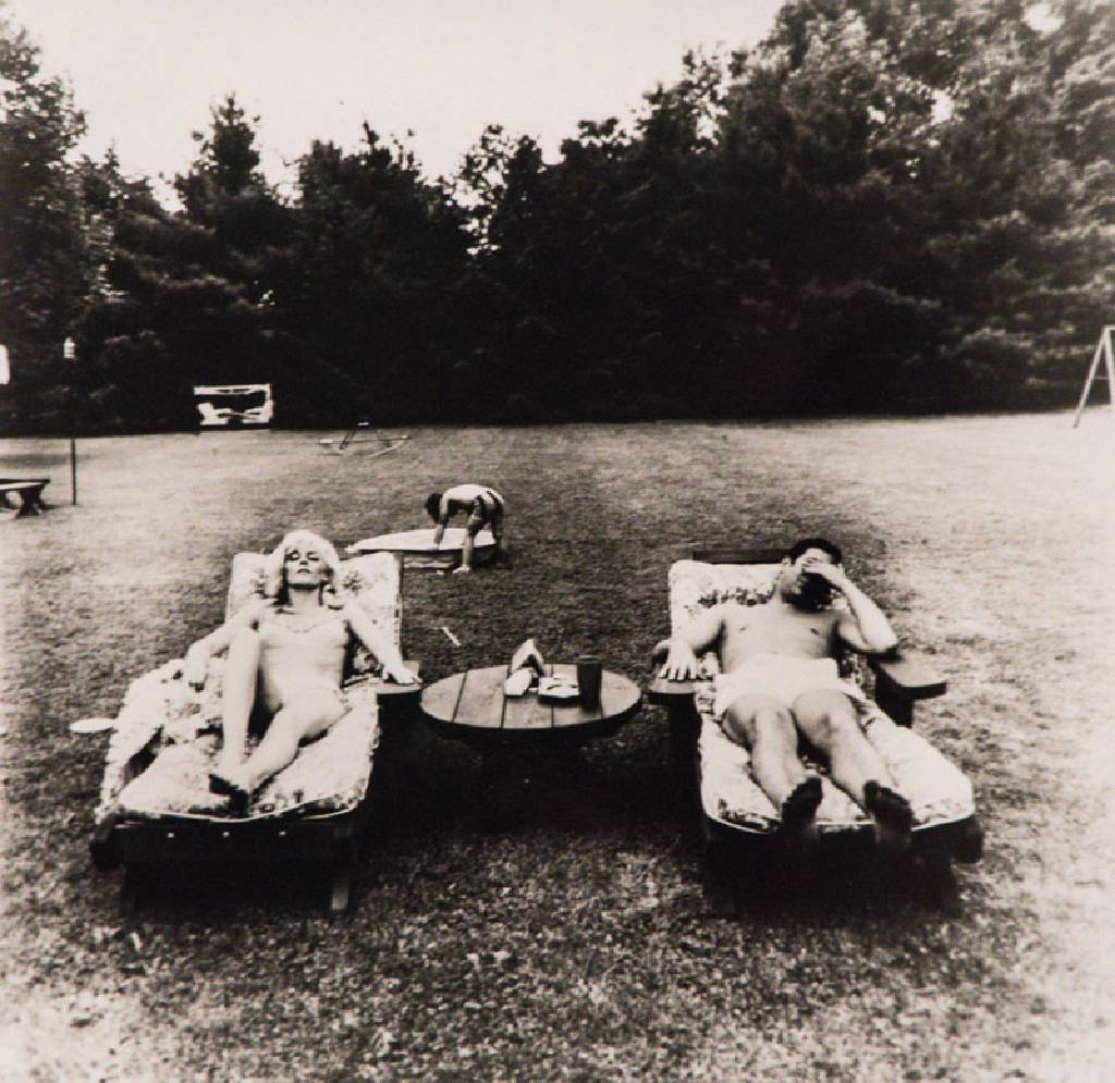 Diane Arbus, 1923-1971, Family on their lawn one Sunday in Westchester, 1968, Vintage Silbergelatine-Abzug, verso Stempel Lunn Gallery Graphics ...