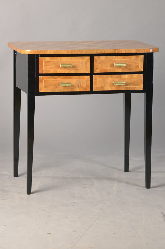 Art-Deco-Tischchen, wohl Frankreich, 1930/40erJahre, Platte in Nussbaum parkettiert, partiell schwarz gefaßt, 4-schübig, wohnfertig, ca. 72x69x45 cm