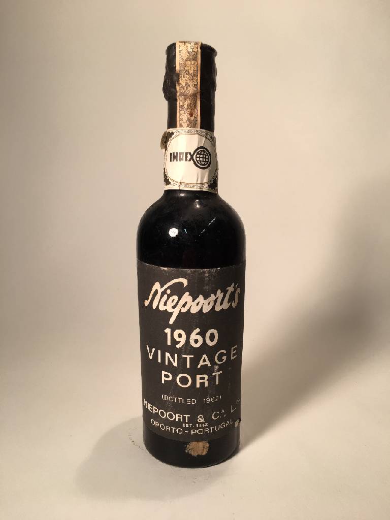 1 Flasche 1960 Niepoort's Vintage Port, ca. 70 cl, unverkostet, Füllstand: ca. into neck, selten im Angebot, Etikett l. beschmutzt, ...