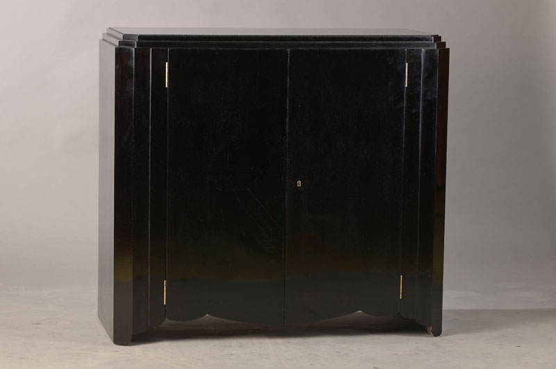 Halbschrank, wohl Frankreich, 1920er Jahre, Mahagoni schwarz gefaßt, 2-türig, Ecken abgekantet, Platte vielfach getreppt, Innen 4 "englische ...