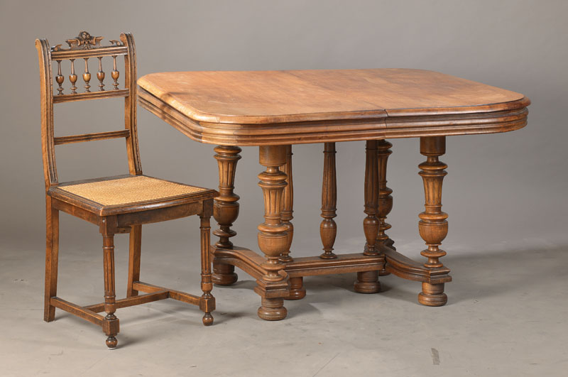 Historismus-Sitzgarnitur, nach niederlän. Vorbild, um 1880/90, bestehend aus Ausziehtisch mit 6 Stühlen, Nussbaum massiv, Stühle in Buche mit ...