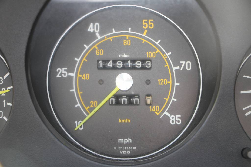 Detail c: Mercedes-Benz 380 SL R107, Fahrgestellnummer: WDBBA45A0BB005591, BJ 1981, Laufleistung ca. 149.000 miles, nach Vollabnahme H-zulassungsfähig, 114 ...