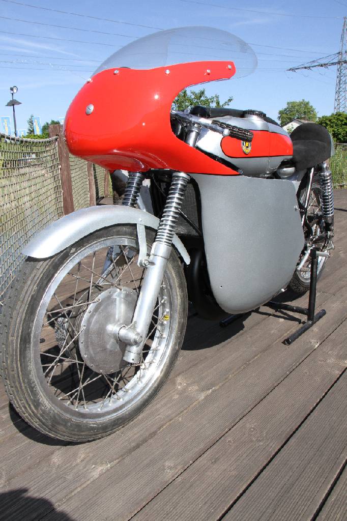 Bultaco Cemoto 125 Rennmaschine, Motornummer: M-600478-6, BJ ca. 1965, laut Einlieferer 1. Hand, ca. 30 PS, 1-Zylinder, wassergekühlt, silber/rot, ...