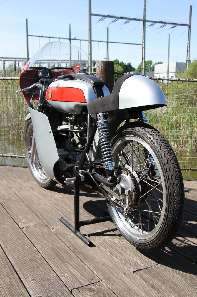 Detail a: Bultaco Cemoto 125 Rennmaschine, Motornummer: M-600478-6, BJ ca. 1965, laut Einlieferer 1. Hand, ca. 30 PS, 1-Zylinder, wassergekühlt, silber/rot, ...