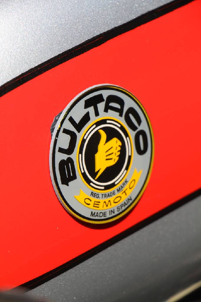 Detail b: Bultaco Cemoto 125 Rennmaschine, Motornummer: M-600478-6, BJ ca. 1965, laut Einlieferer 1. Hand, ca. 30 PS, 1-Zylinder, wassergekühlt, silber/rot, ...