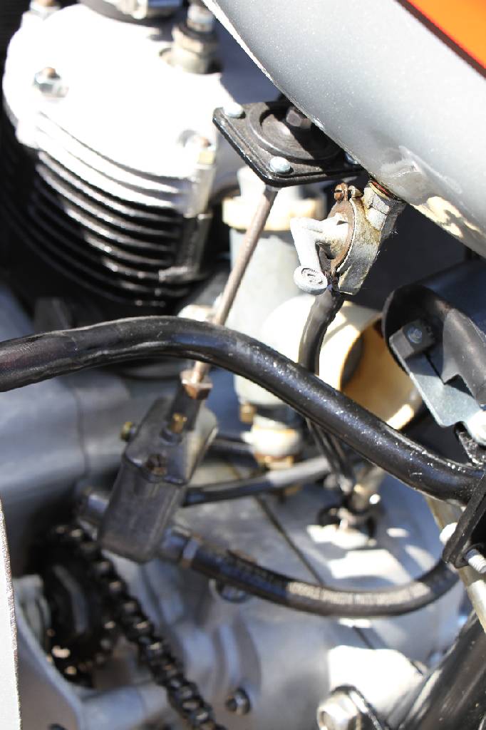 Detail c: Bultaco Cemoto 125 Rennmaschine, Motornummer: M-600478-6, BJ ca. 1965, laut Einlieferer 1. Hand, ca. 30 PS, 1-Zylinder, wassergekühlt, silber/rot, ...