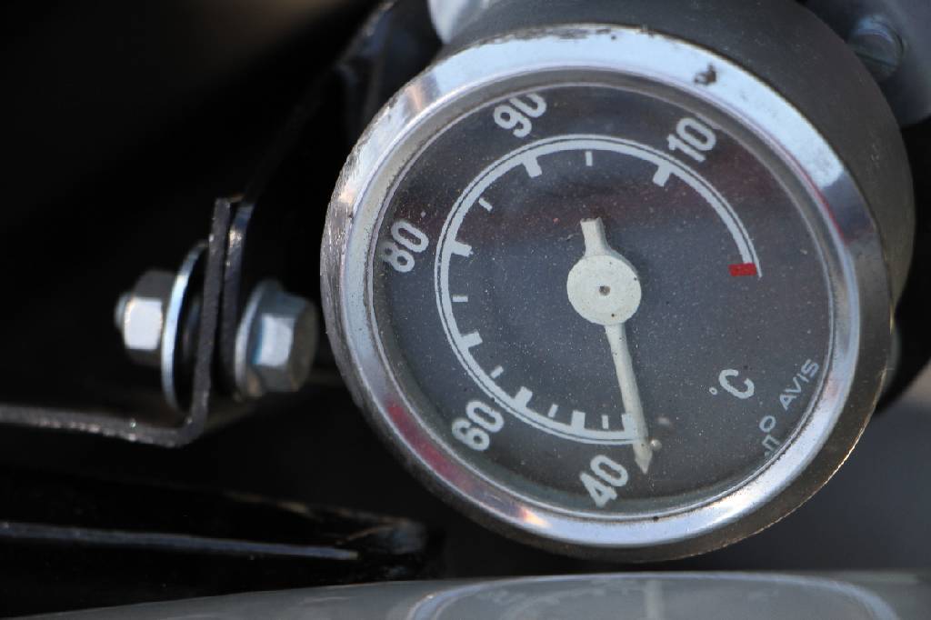 Detail d: Bultaco Cemoto 125 Rennmaschine, Motornummer: M-600478-6, BJ ca. 1965, laut Einlieferer 1. Hand, ca. 30 PS, 1-Zylinder, wassergekühlt, silber/rot, ...
