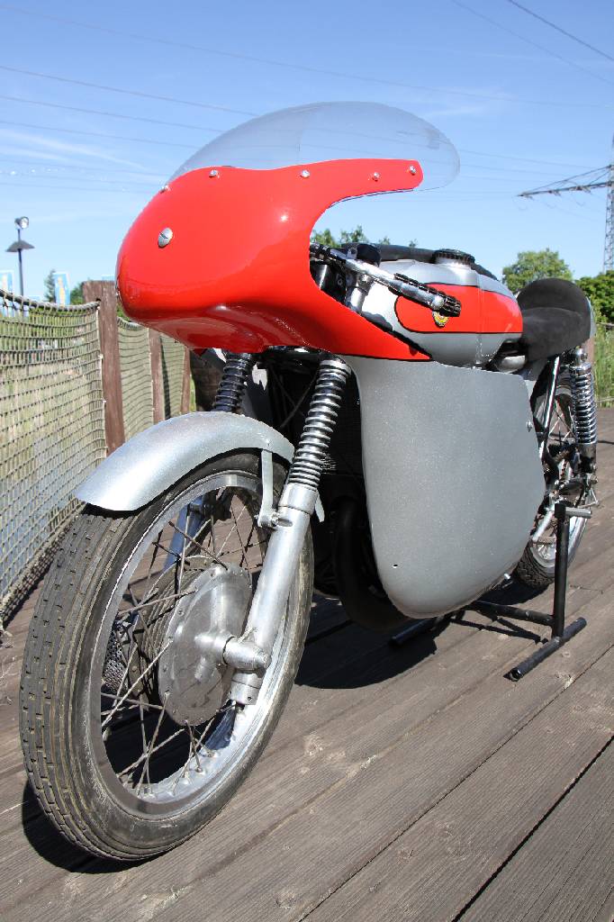 Detail e: Bultaco Cemoto 125 Rennmaschine, Motornummer: M-600478-6, BJ ca. 1965, laut Einlieferer 1. Hand, ca. 30 PS, 1-Zylinder, wassergekühlt, silber/rot, ...