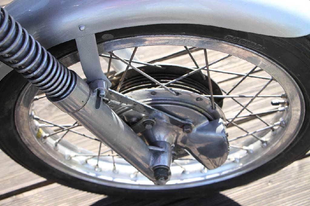 Detail g: Bultaco Cemoto 125 Rennmaschine, Motornummer: M-600478-6, BJ ca. 1965, laut Einlieferer 1. Hand, ca. 30 PS, 1-Zylinder, wassergekühlt, silber/rot, ...