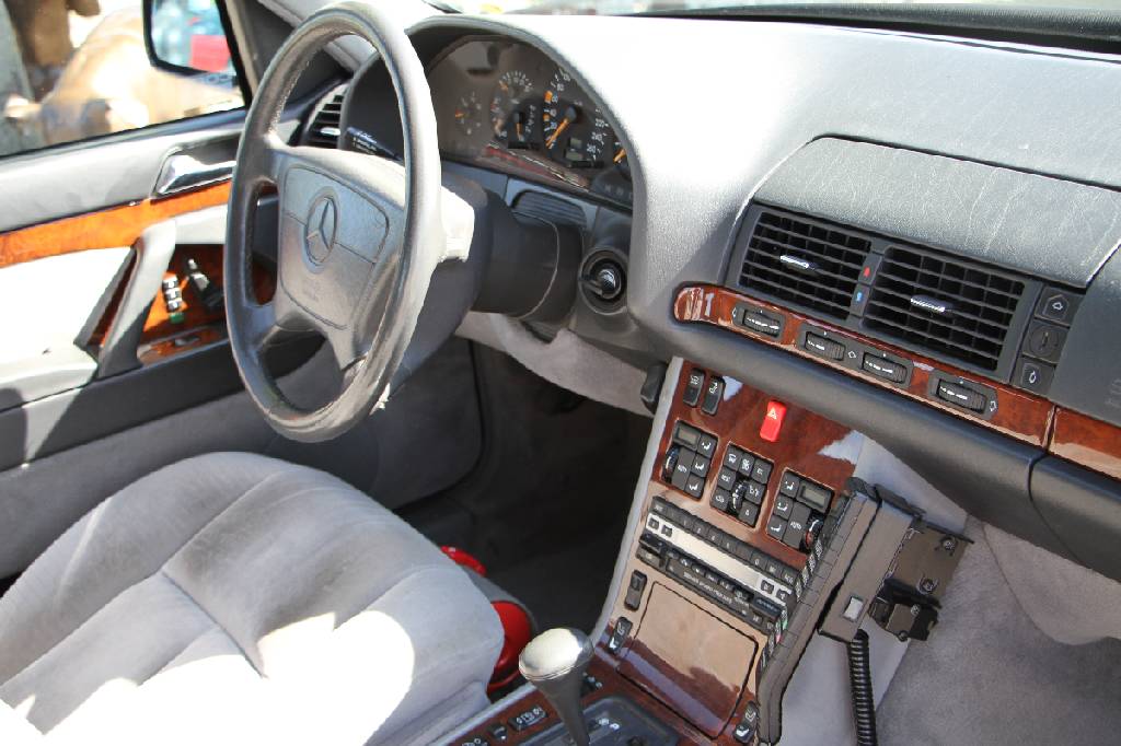 Detail b: Mercedes-Benz 500 SE W140, Fahrgestellnummer: WDB1400501A054275, EZ 02/1992, 2. Hand, Laufleistung ca. 254.000 km, 240 kW/ 326 PS, 8-Zylinder, 4-Gang ...