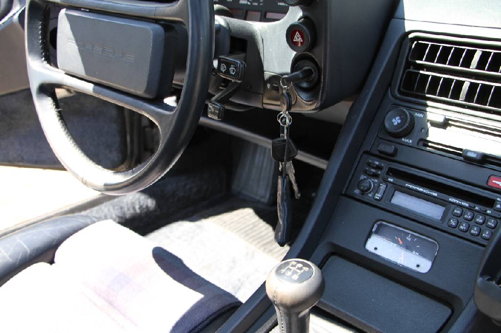 Detail d: Porsche 928 GT, Fahrgestellnummer: WPOZZZ92ZLS840698, EZ 11/1989, 3. Hand, Laufleistung ca. 154.000 km, 243 kW/ 330 PS, 8-Zylinder, 5-Gang ...