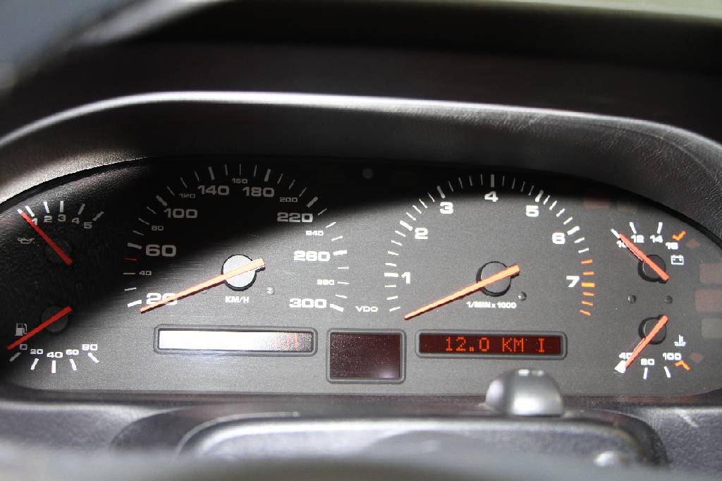 Detail e: Porsche 928 GT, Fahrgestellnummer: WPOZZZ92ZLS840698, EZ 11/1989, 3. Hand, Laufleistung ca. 154.000 km, 243 kW/ 330 PS, 8-Zylinder, 5-Gang ...