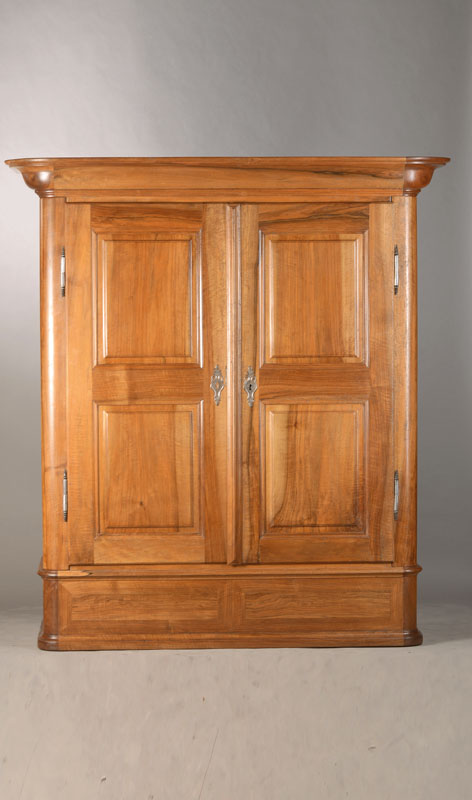 Barockschrank, südwestdeutsch / Pfalz, um 1800, Nussbaum massiv, 2-türig, 8-Kassetter, Kassetten fein ausgearbeitet, profiliert u. getreppt, ...