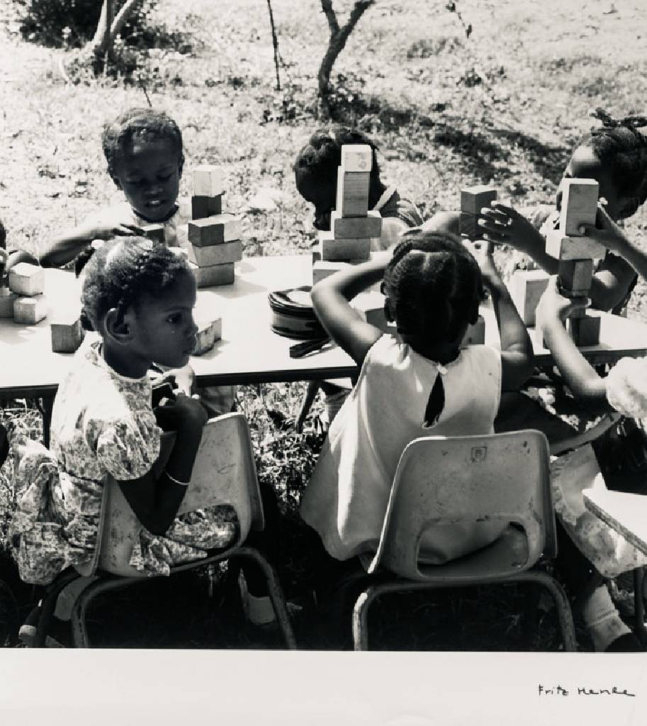 Fritz Henle, 1909-1993, Youngsters in Vista-School, St. Croix,1970, Bromsilbergelatine- Abzug, verso sign., betitelt, Blattgr. 24x20 cm