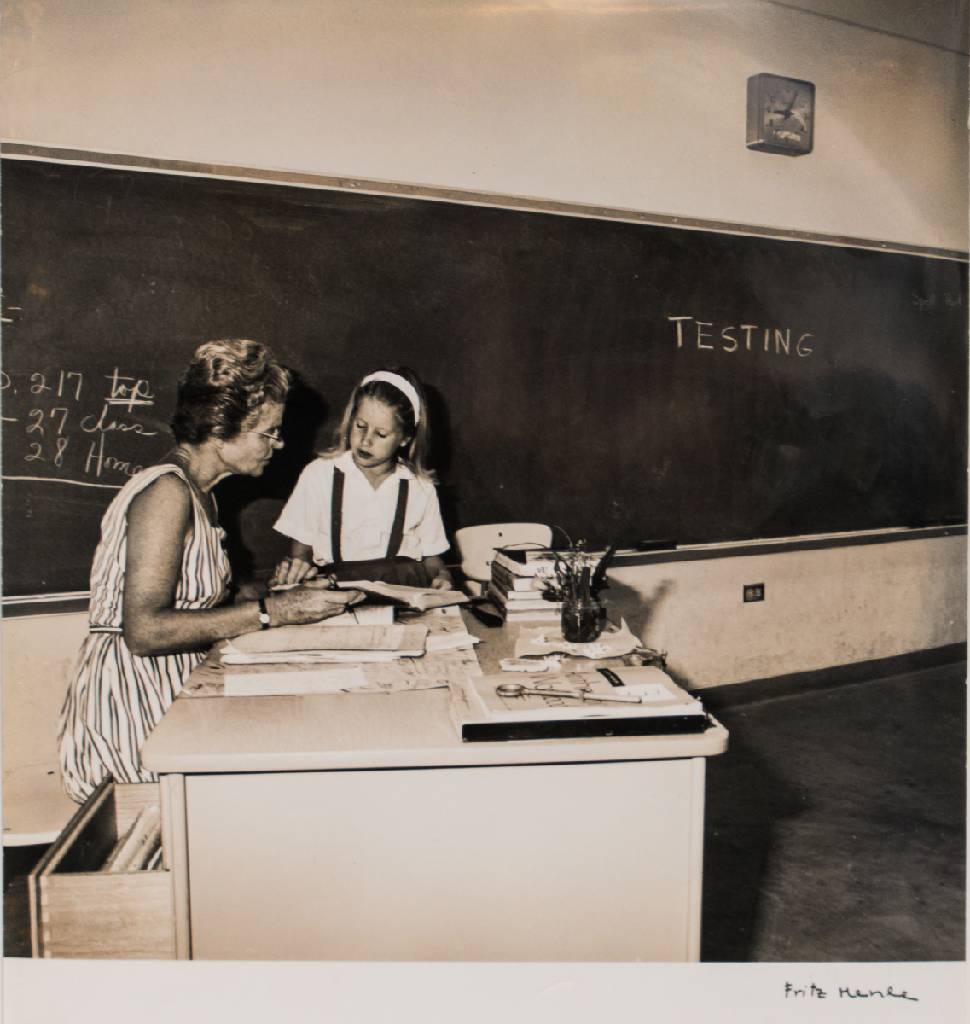Fritz Henle, 1909-1993, Klassenraum Bromsilbergelatine-Abzug, verso sign., betitelt, Blattgr. 24x20 cm