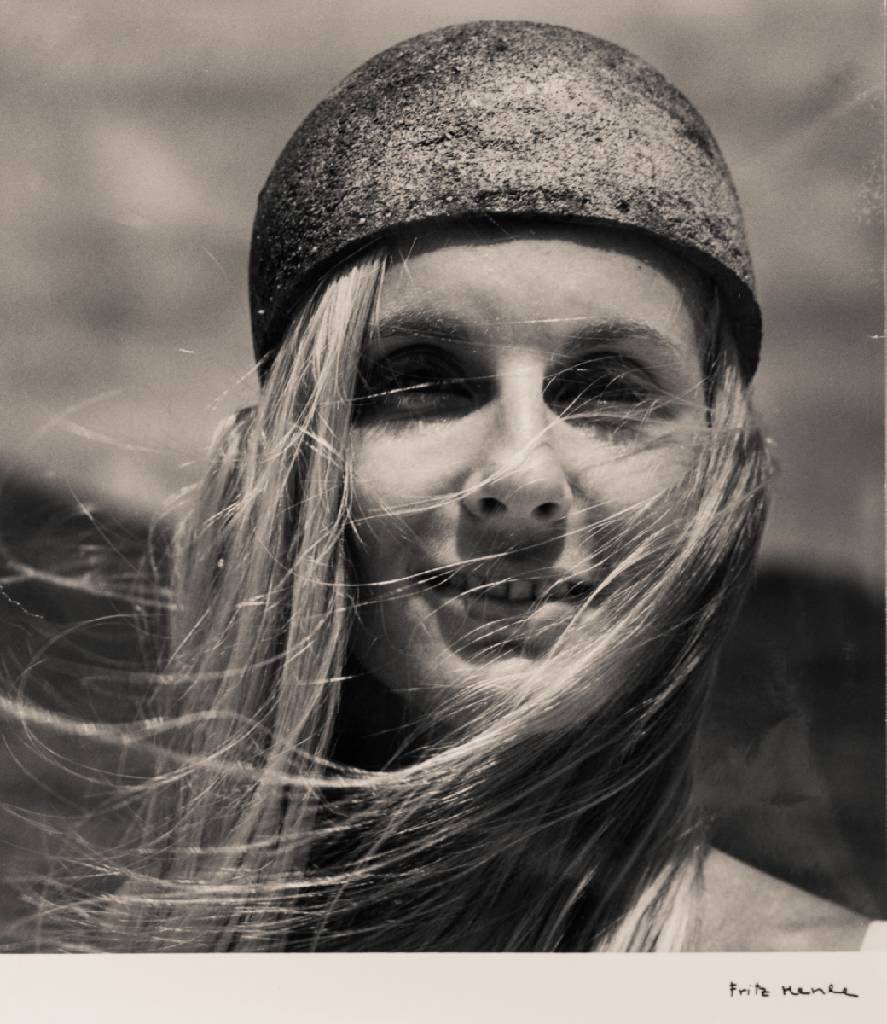 Fritz Henle, 1909-1993, portrait of a girl on the beach, Bromsilbergelatine-Abzug, verso sign., betitelt, Blattgr. 24x20 cm