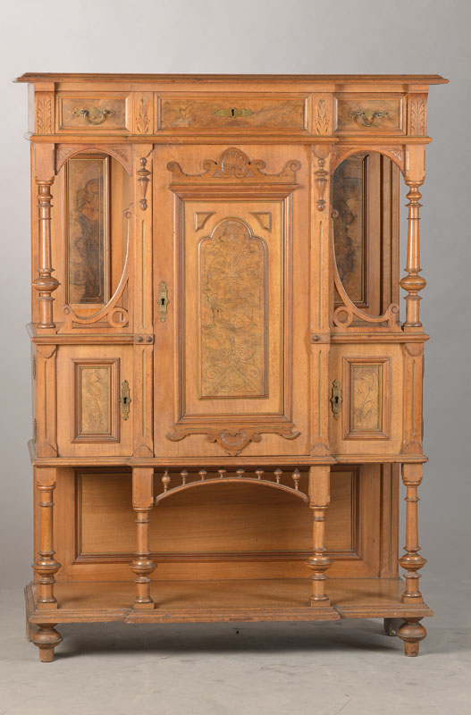 Vertiko / Zierschrank, deutsch, um 1890/1900, Nussbaum, 1-schübig u. 3-türig, 3 Nischen für Kunstgegenstände, flach geschnitzte Vasen-Arabeske u. ...