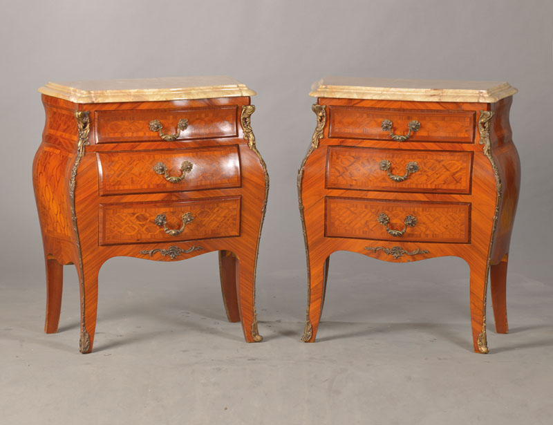 Paar Nachtschränkchen, wohl Frankreich, 60er Jahre, im franz. Barockstil, Rosenholzfurnier, je mit orig. profilierter Marmorplatte, je 3 Schubladen, ...