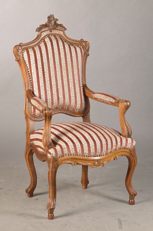 Eleganter Armlehnstuhl sog. Fauteuil Ã  la reine,, im Rokoko-Stil, deutsch, um 1860, Nussbaum massiv, geschnitzt, Rocaillen- u. ...