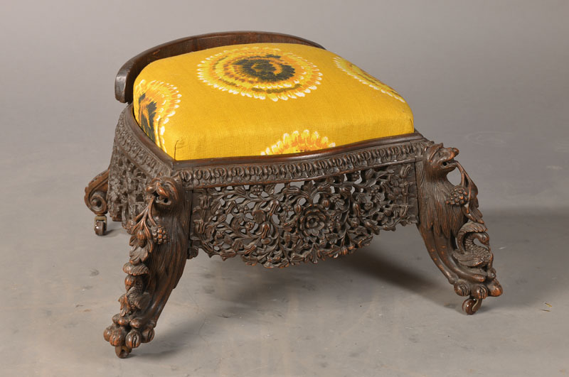 Hocker, Syrien, um 1900, Holz reich geschnitzt teils in Durchbrucharbeit, vordere Füße in Tatzenform mit vollplastischen Tierfiguren, ca. ...