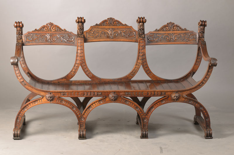 Ausgefallene Historismus-Bank nach Art der Scherenstühle, deutsch, um 1880, Nussbaum massiv, 3-fach gegliedert, in stiltypischer ...