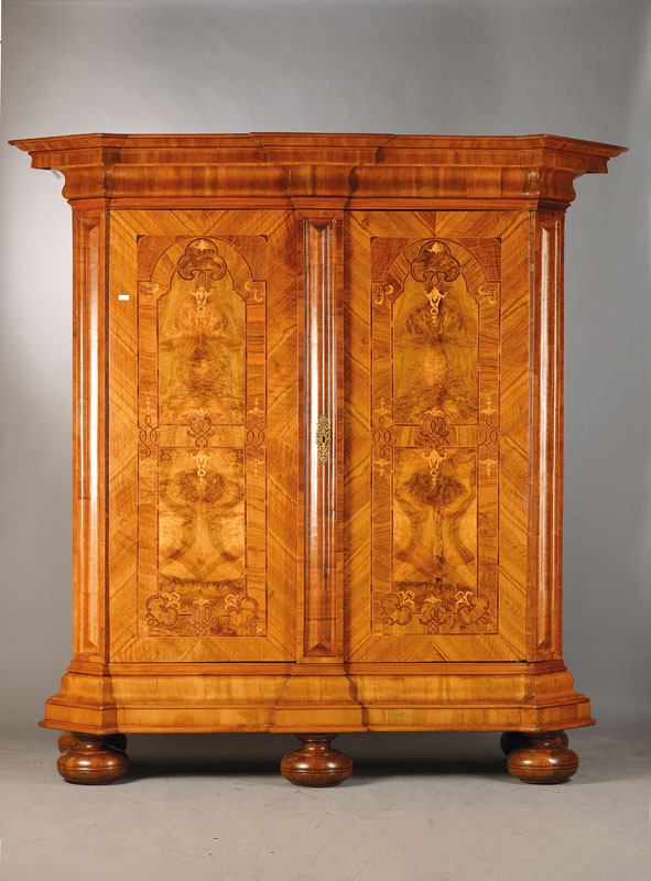 Mächtiger Barockschrank, süddeutsch, wohl Mainz od. Frankfurt, um 1730, Nussbaum u. Wurzelnussfurnier auf Weichholzkorpus, 2-türig, ...