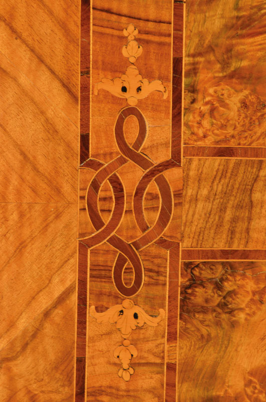 Detail a: Mächtiger Barockschrank, süddeutsch, wohl Mainz od. Frankfurt, um 1730, Nussbaum u. Wurzelnussfurnier auf Weichholzkorpus, 2-türig, ...