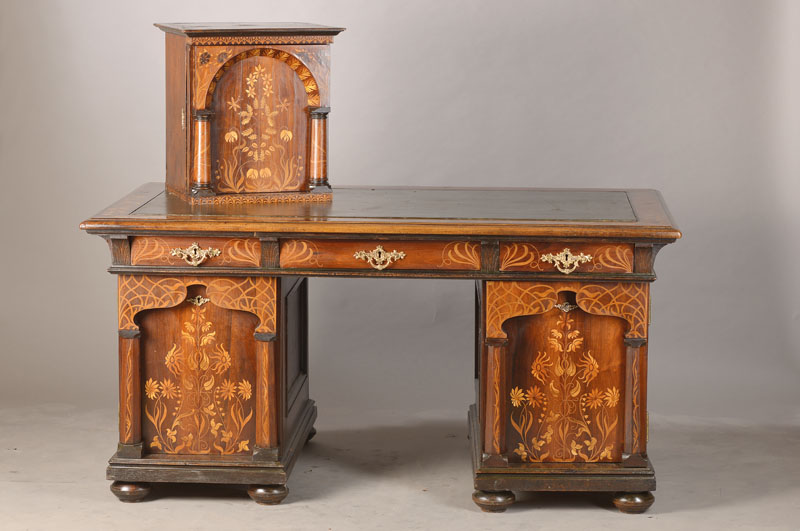 Bureau-plat, wohl England, um 1890/1900, Jugendstil, 2 Seitenkästen mit 3 + 2 sog. engl. Zügen, darüber Schubladengeschoss mit 3 Schüben, ...