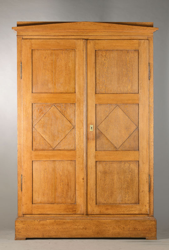 Dielenschrank, Frankreich, um 1840/50, Ei che massiv, 2-türig, komplett auf Rahmen gearbeitet, Türen kassettiert mit Rautenmotiv, orig. Schloss mit ...