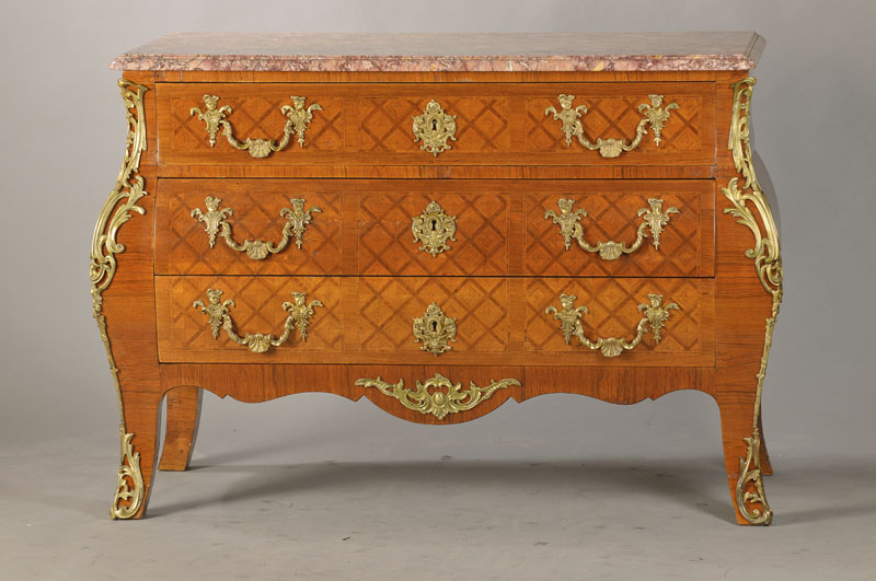Kommode im Louis-XV-Stil, wohl Frankreich, um 1870/80, Rosenholzfurnier z.T. parkettiert verlegt, auf Eichekorpus, 3-schübig, stilechte ...
