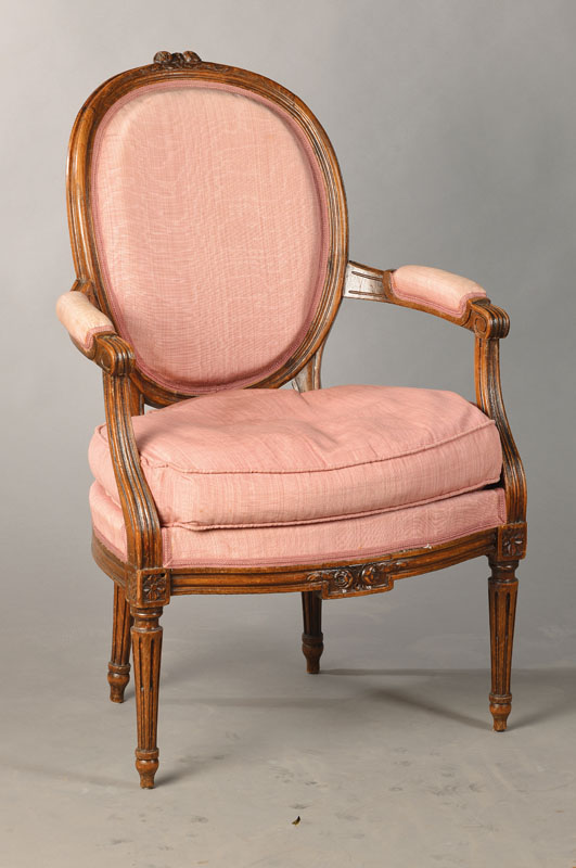 Louis-Seize-Fauteuil, -Sessel, Frankreich, um 1770/80, Nussbaum, fein geschnitzte klassizistische Ornamentik, Sitzfläche mit Kissen, konische ...
