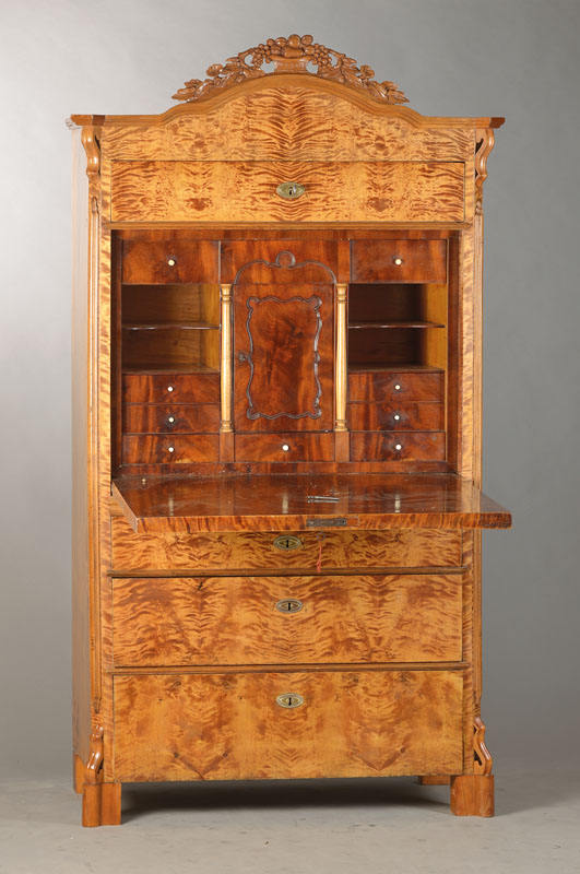 Standsekretär, mitteldeutsch, wohl Thüringen, um 1850/60, Birkefurnier auf Weichholzkorpus, Kopfschub, aufklappbare Schreibplatte mit ...