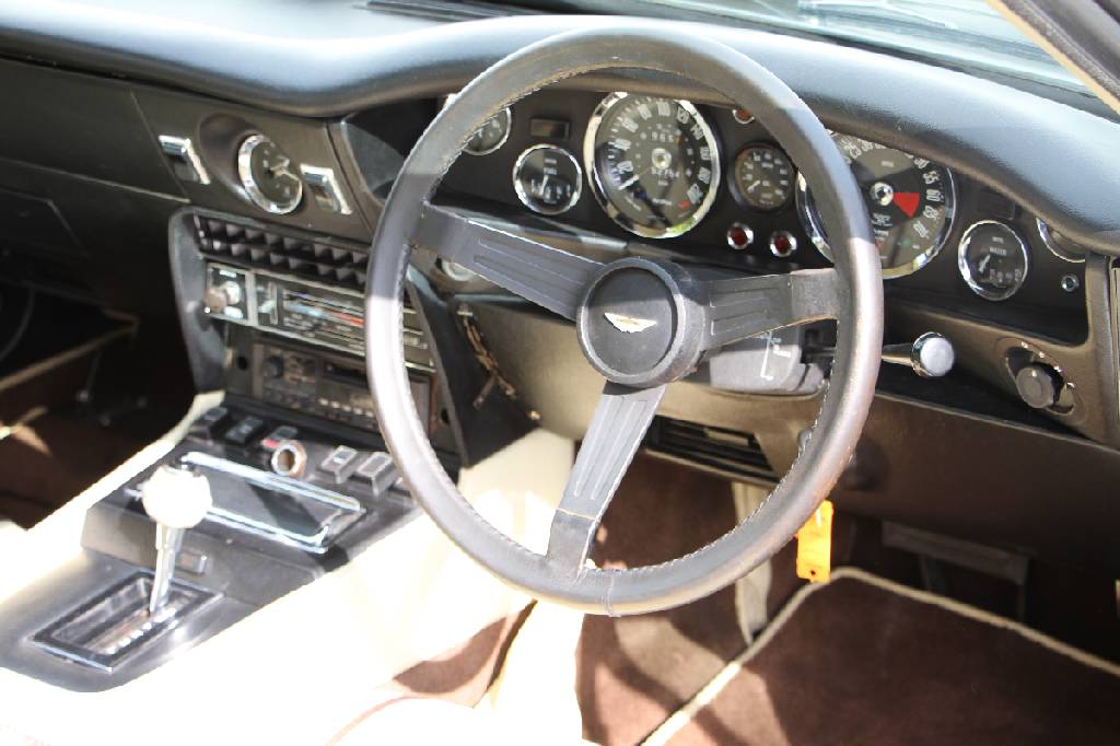 Detail c: Aston Martin V8, Fahrgestellnummer: V812017RCAS, EZ 07/1978, 3. Hand, Laufleistung ca. 52.754 km abgelesen, HU 02/2019, H-Zulassung, 228 kW/ 310PS, ...