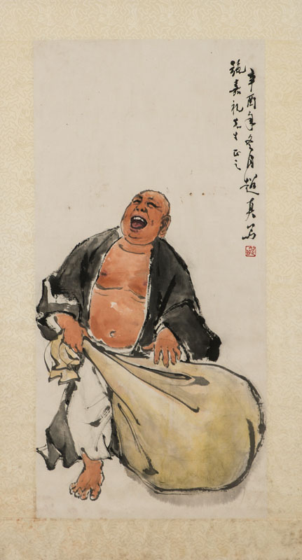 Chinesischer Künstler, Lachender Mann mit vollem Sack, Tusche/Reispapier, beschriftet, gestempelt, Motiv ca. 83x45 cm, leichte Flecken, unter Glas ...