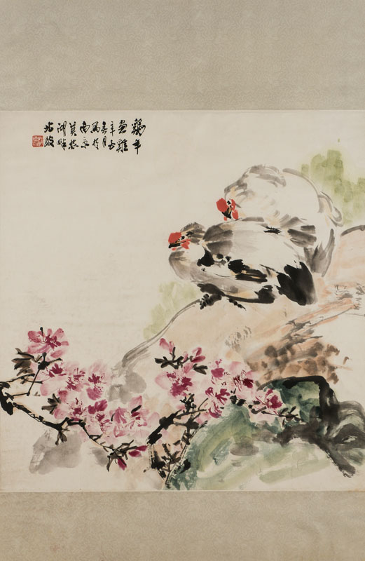 Zhao, chinesischer Künstler, Vögel auf blühendem Geäst, Tusche/Reispapier, gestempelt, beschriftet, Blattgr. 70x67 cm, Papier auf Seidenbrokat ...