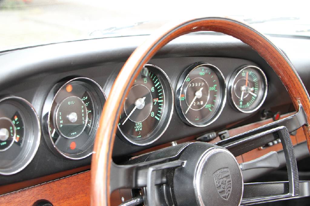 Detail b: Porsche 911 2.0, Fahrgestellnummer: 301307, BJ 1965, Laufleistung ca. 677 miles abgelesen, H-Zulassung, 95 kW/ 129 PS, 6- Zylinder, 5-Gang ...