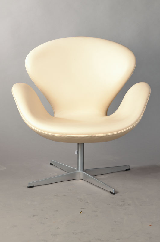 Lounge-Sessel "Swan-Chair" / "Der Schwan", Entwurf Arne Jacobsen, 1958, Ausführung Fritz Hansen, Verchromtes Stahlrohr, ...