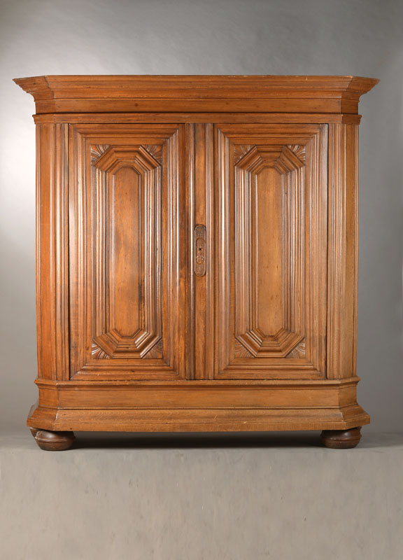 Barockschrank, Südhessen, um 1760/70, Eiche massiv, 2-türig, reich profiliert, Ecken abgeflacht und z.T. wellenprofiliert, Türen je regionstypisch ...