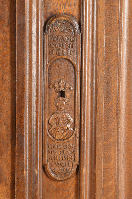 Detail a: Barockschrank, Südhessen, um 1760/70, Eiche massiv, 2-türig, reich profiliert, Ecken abgeflacht und z.T. wellenprofiliert, Türen je regionstypisch ...
