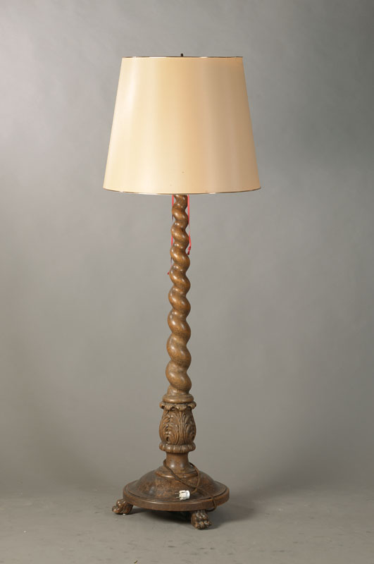 Stehlampe im Historismus-Stil, 20.Jh., Eiche massiv, 2 Brennstellen, Fuß mit Akanthusblattschnitzerei, gedrechselte Säule, Elektrifizierung nicht ...