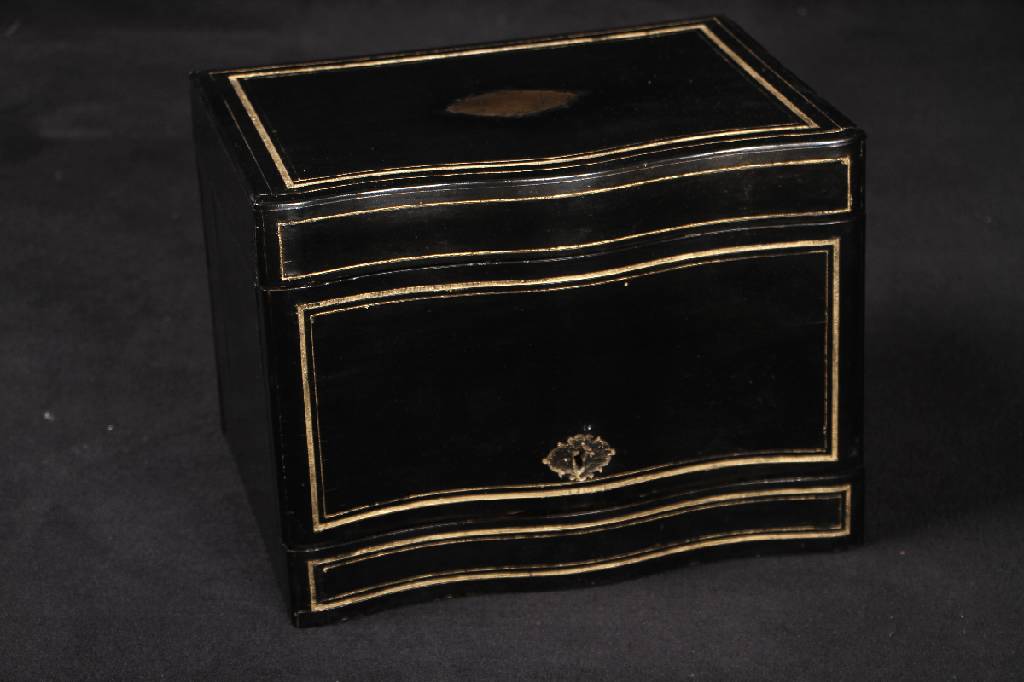 Cocktail Cabinet, 1930er Jahre, sehr gut erhalten, komplett, geschliffene Gläser und Flacons