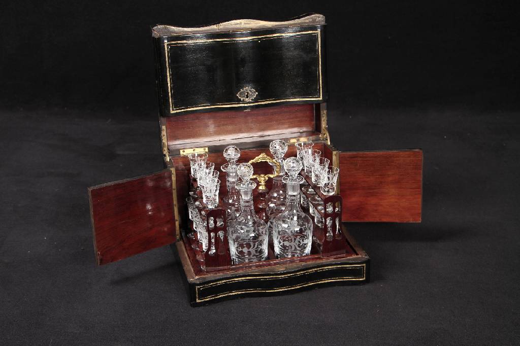 Detail b: Cocktail Cabinet, 1930er Jahre, sehr gut erhalten, komplett, geschliffene Gläser und Flacons
