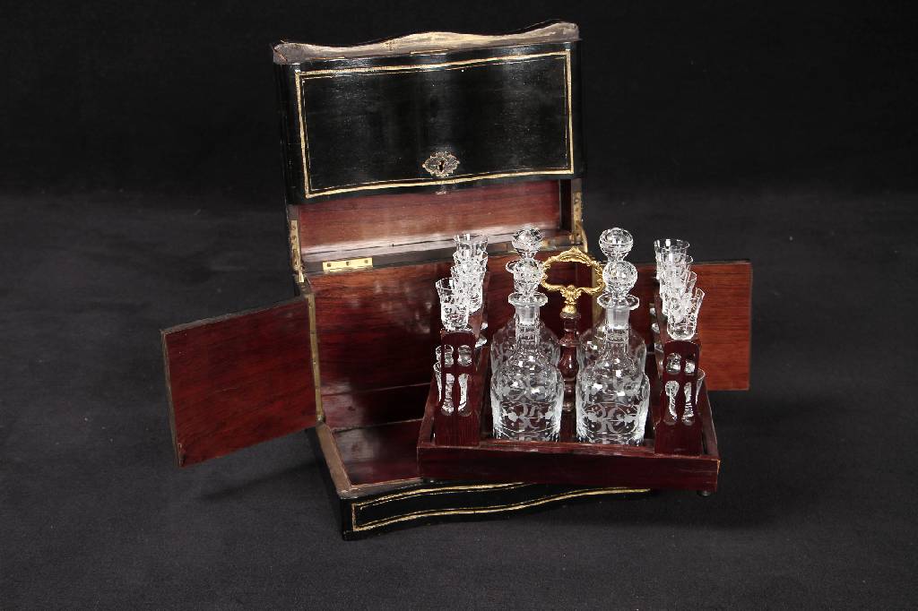 Detail c: Cocktail Cabinet, 1930er Jahre, sehr gut erhalten, komplett, geschliffene Gläser und Flacons