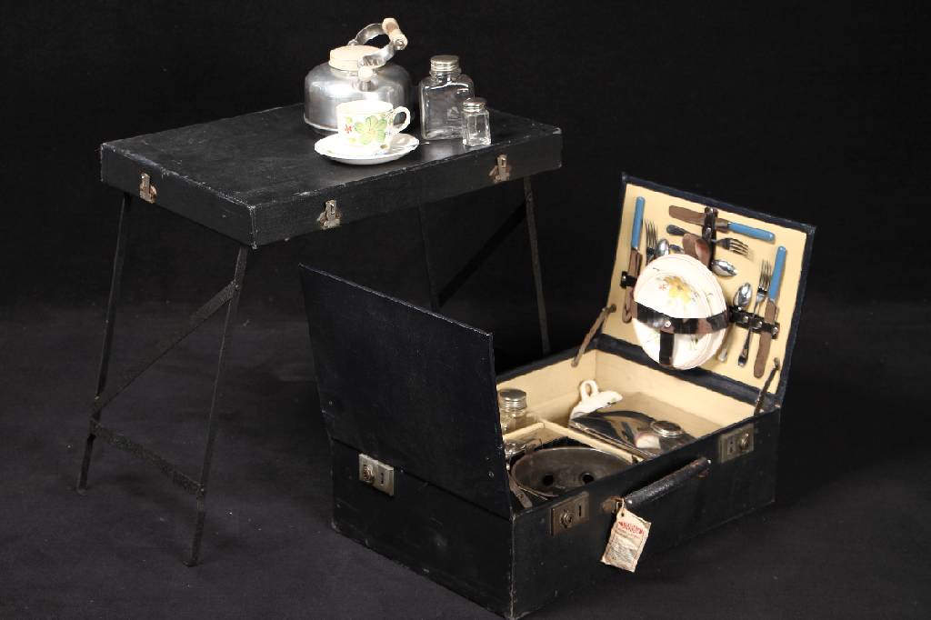 Detail a: Sirram Picknick Koffer, 30er Jahre, Leder, für vier Personen, verschiedene silberne Gefäße, Geschirr, Besteck, Deckel lässt sich zum ...