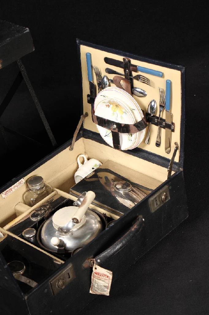 Detail b: Sirram Picknick Koffer, 30er Jahre, Leder, für vier Personen, verschiedene silberne Gefäße, Geschirr, Besteck, Deckel lässt sich zum ...