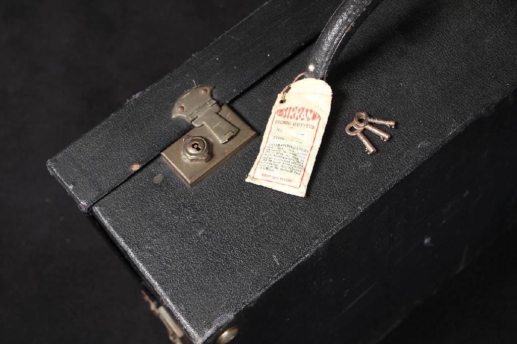 Detail c: Sirram Picknick Koffer, 30er Jahre, Leder, für vier Personen, verschiedene silberne Gefäße, Geschirr, Besteck, Deckel lässt sich zum ...
