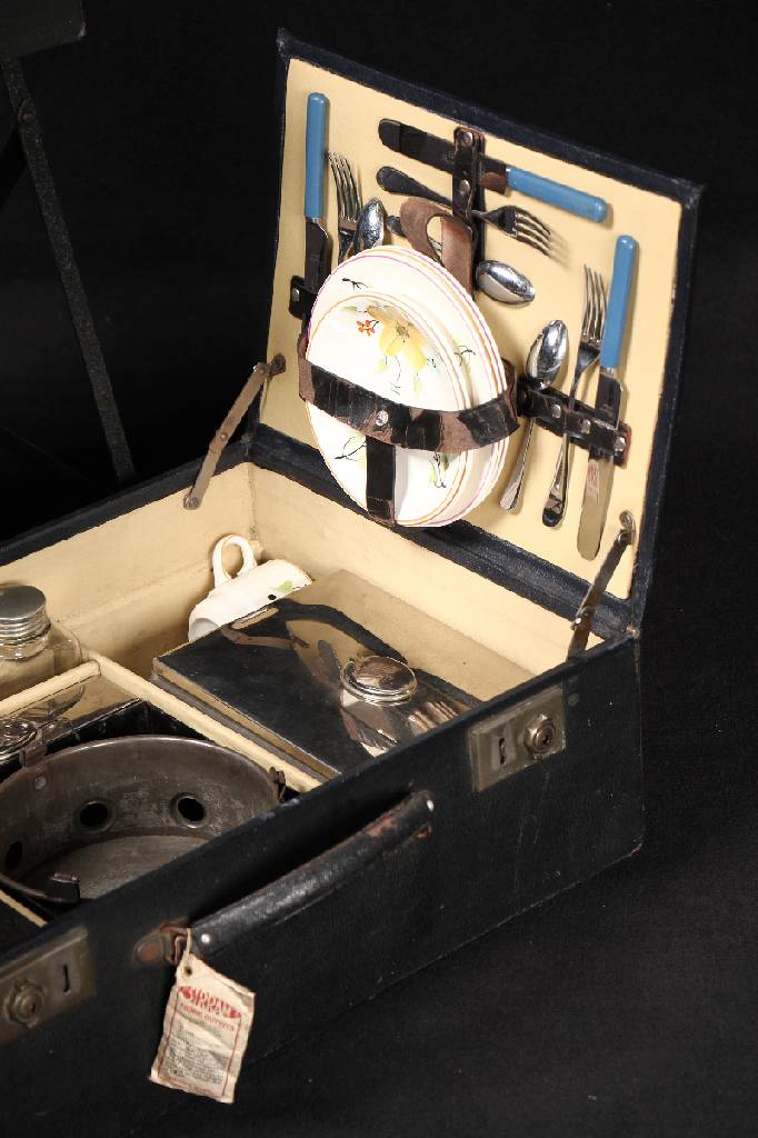 Detail e: Sirram Picknick Koffer, 30er Jahre, Leder, für vier Personen, verschiedene silberne Gefäße, Geschirr, Besteck, Deckel lässt sich zum ...