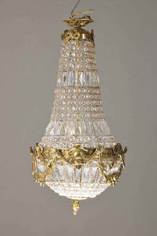 Deckenleuchter, sog. Korblüster, Frankreich, 1950er Jahre, Gelbguß mit Schleifendekor, reicher facettierter Glasbehang, Elektr. erneuert (nicht ...