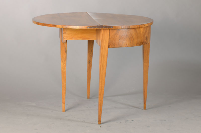 Halbmondtisch / Spieltisch, süddeutsch, um 1815/20, Nussbaum massiv, mit kl. Ausbesserungen, konische Vierkantbeine, als Konsol-oder Spieltisch ...